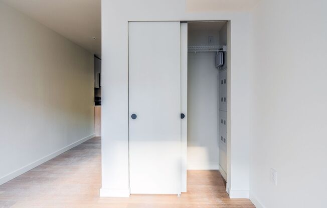 Studio, 1 bath, 300 sqft, $1,599, Unit 419