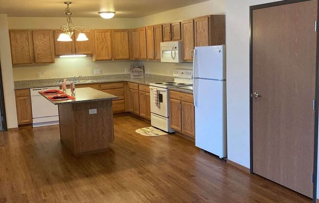 3 beds, 2 baths, 1,345 sqft, $1,815, Unit 3106