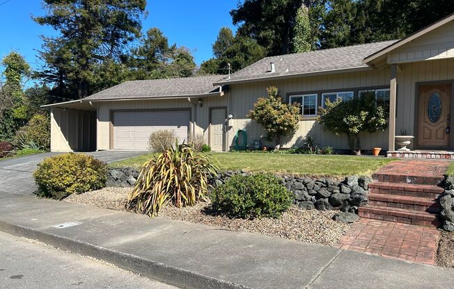 Lovely 3BD/2BA Home with 2 car Garage & Fenced Back Yard in Eureka-Available Now!