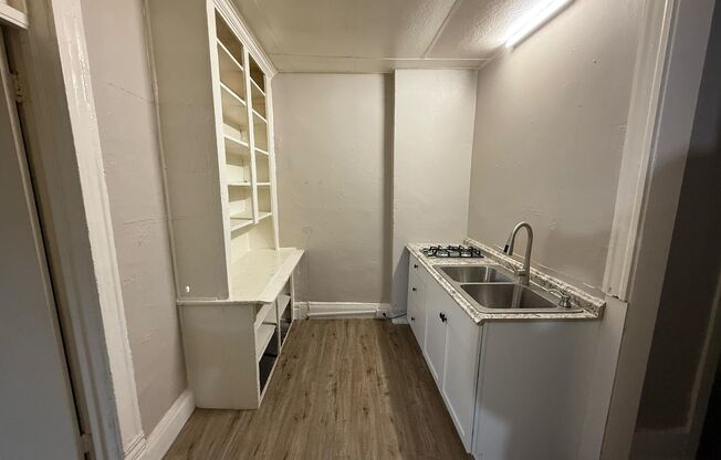 1 bed, 1 bath, $975, Unit A8