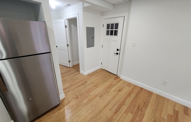 2 beds, 1 bath, 600 sqft, $2,700, Unit 3R