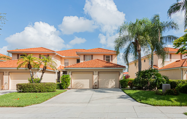 Spacious Lakeview Coach Home in Sherwood – 3BR Comfort Meets Naples Charm!