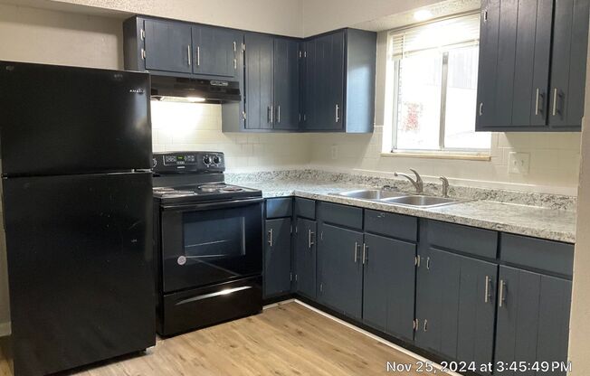 2 beds, 1 bath, $1,095, Unit 01727-05