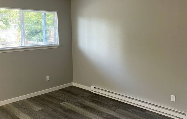 Cozy 1 Bed 1 Bath Downstairs Pet Friendly Apartment with Off Street Parking and Laundry on Site!