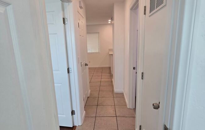 2 beds, 1 bath, $2,000, Unit 2545-2547