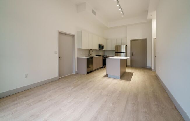3 beds, 2 baths, 1,348 sqft, $2,622, Unit 114
