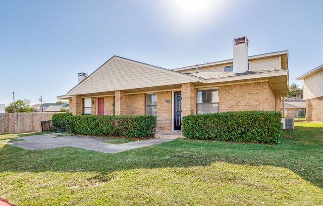 Charming 2-Bedroom Townhome in Irving with Spacious 2-Car Garage
