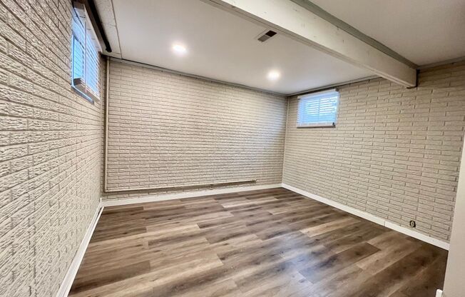 Updated 2 Bed Duplex in Central MHK - August 5th MOVE IN