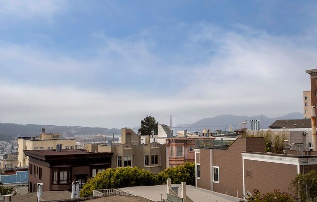 Russian Hill: Remodeled Kit/Bath, Formal Dining Room, Golden Gate Bridge View, FREE Utilities & Shared Patio