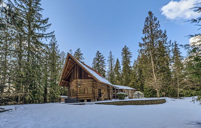 Stunning 3-Bedroom Log Cabin Home in Carnation!!