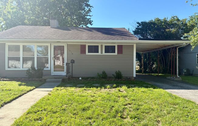 2 bedroom 1 bath house for rent with a garage