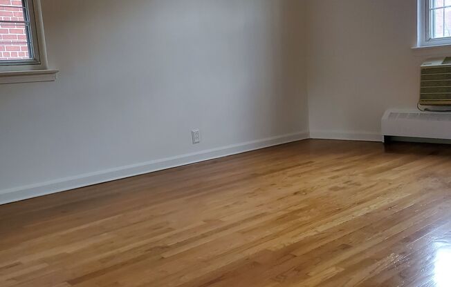 3 beds, 1 bath, $3,900, Unit 3