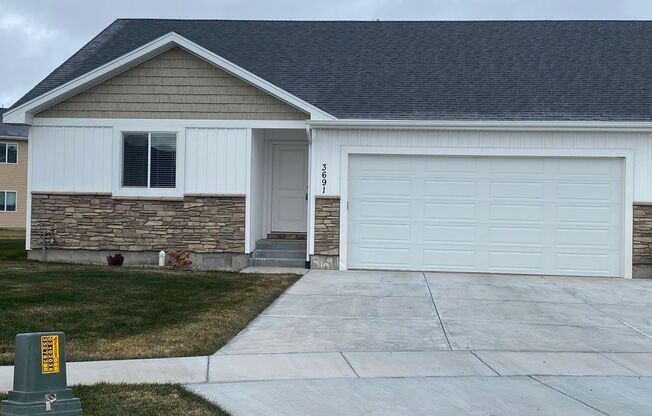 3 Bed, 2 Bath Town Home w/ 2 Car Garage -  Idaho Falls