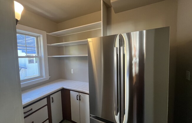 3 beds, 1 bath, 1,300 sqft, $3,200, Unit 2