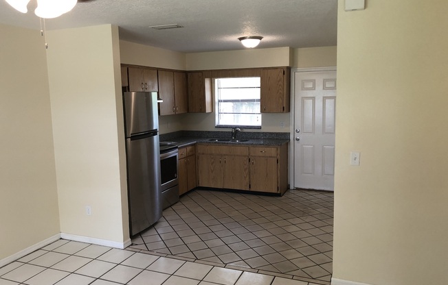 3 beds, 1 bath, $1,350, Unit 313 Beech Ave.