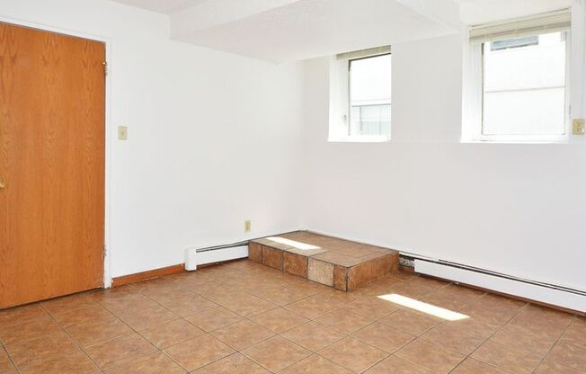 1 bed, 1 bath, 420 sqft, $950, Unit 1 - B4