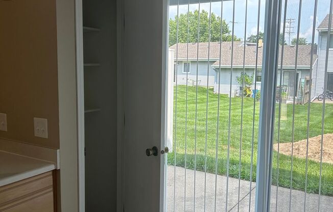 2 beds, 1 bath, 869 sqft, $1,139, Unit 12723T