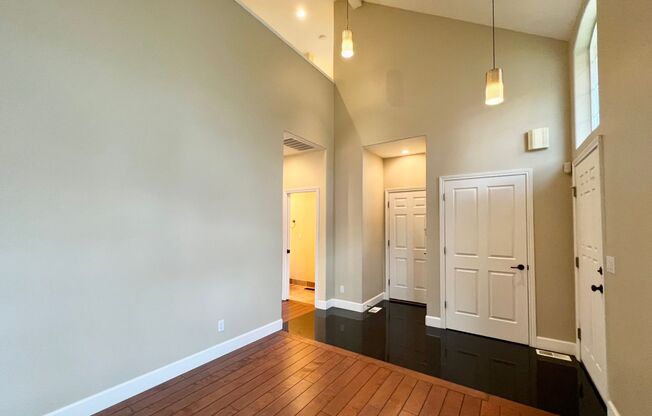 Spacious 4 Bed, 2.5 Bath House!