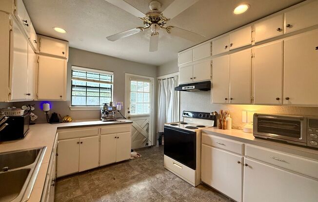 4/3 Home in Clarksville! Incredible location! Available for mid-July!
