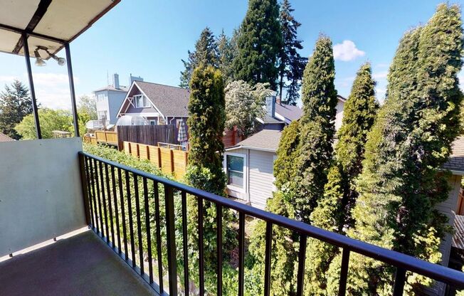 7101 LIVE A HALF MILE TO GREEN LAKE & 3 BLOCKS TO THE ROOSEVELT LIGHT RAIL