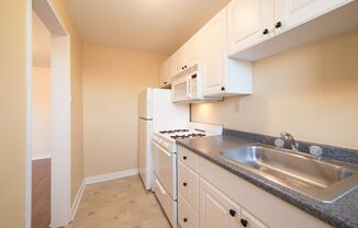 2 beds, 1 bath, 790 sqft, $1,670, Unit 10C