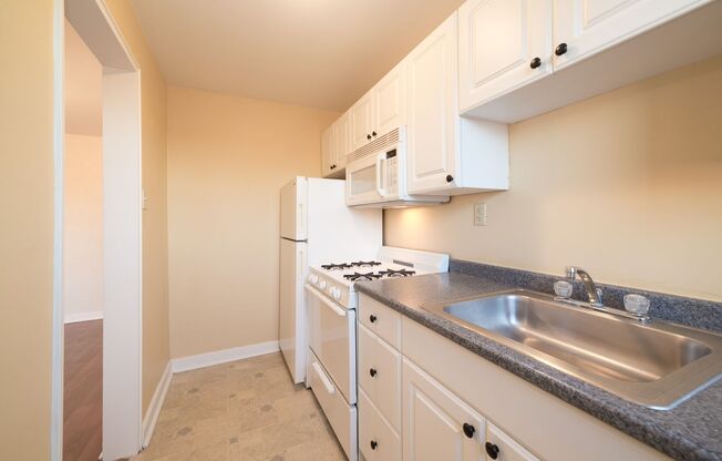 2 beds, 1 bath, 710 sqft, $1,640, Unit 10C