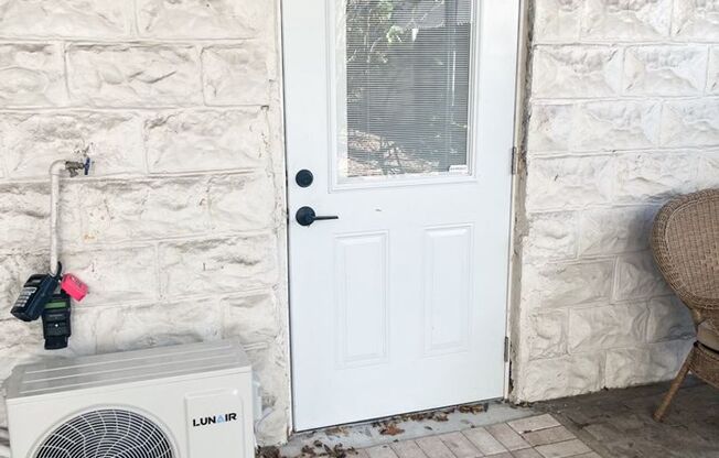 MOVE IN SPECIAL !! COZY 1/1  CONVENIENTLY LOCATED CLOSE TO DOWNTOWN ST. PETERSBURG