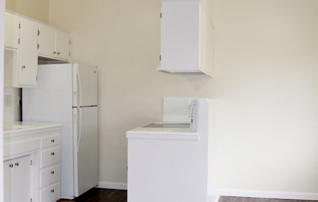 Large 2 Bed, 1 Bath in Beautiful Mission Hills with GORGEOUS Canyon Views!