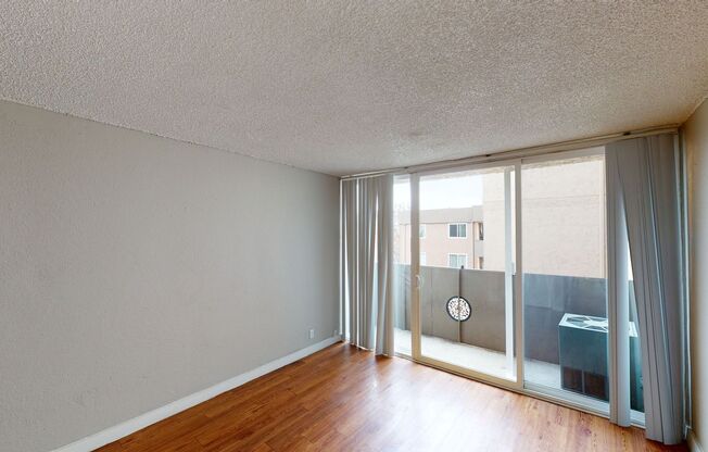 Studio, 1 bath, 304 sqft, $895, Unit 1945 Peoria St #108
