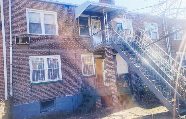 2 beds, 1 bath, 2,332 sqft, $3,000