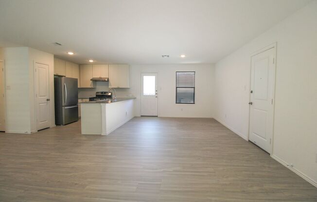 ************Move In Special- 2 WEEKS FREE!!!!************