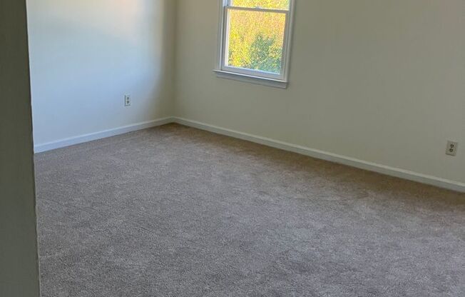 Two bedroom renovated townhouse in Oak Ridge Meadows