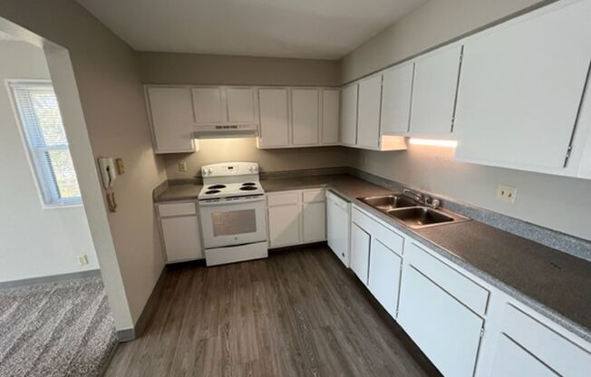 2 beds, 1 bath, $1,175, Unit 2575NE