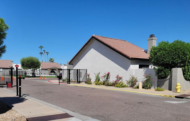 Cozy 3 Bed 2 Bath Town-home in Central Phoenix!!