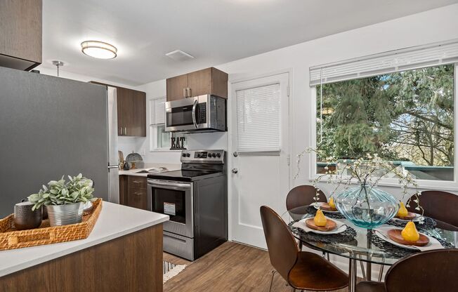2 beds, 1 bath, 716 sqft, $1,695, Unit 14
