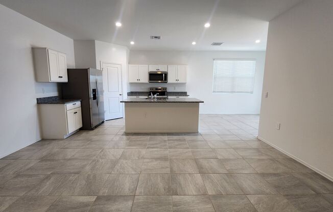 July rent free with signed lease before 6/30/25- 3 bed/2bath New Casa Grande Home