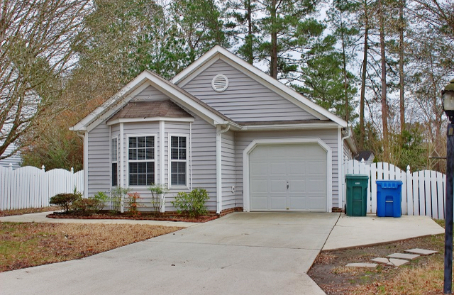 Cute 3 Bedroom house with fenced yard in SW Durham!