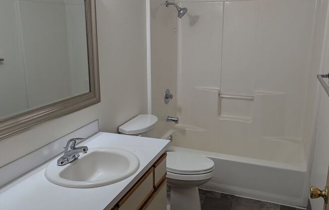 2 beds, 2 baths, 950 sqft, $1,350, Unit 27