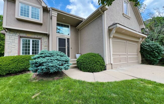 Charming 3-Bedroom Home with Spacious Backyard in Overland Park