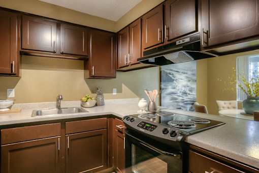Fully Equipped Kitchen at Woodcreek Apartments, Oregon