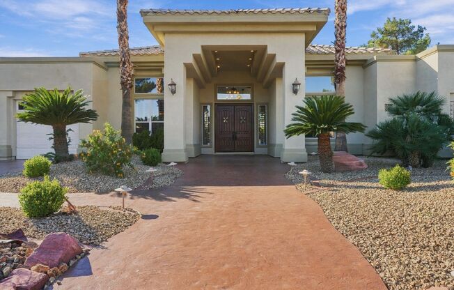 *******2 WEEKS FREE RENT******* A luxurious 5 Bedroom House with a Casita & a Sparkling pool at Ten Oaks Estates