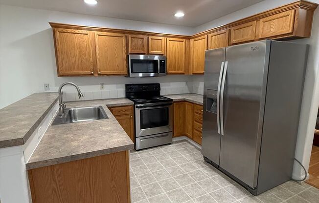 Beautifully Refreshed 2-Story in East Vancouver! 3B/2Ba with Vaulted Ceilings, Fenced Yard & 2-Car Garage!