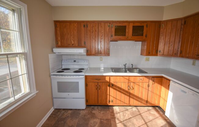 3 beds, 1.5 baths, $1,000, Unit Apt D