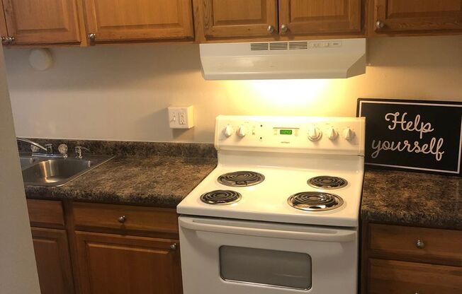 2 beds, 1 bath, 800 sqft, $780, Unit Cedars #107