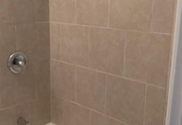 2 beds, 1 bath, 750 sqft, $1,195, Unit B05 1038 18