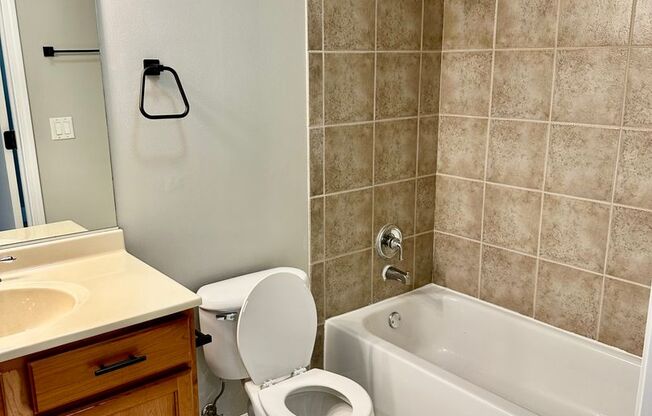 Beautiful two bed two bath condo!! United Center/medical District/Ogden