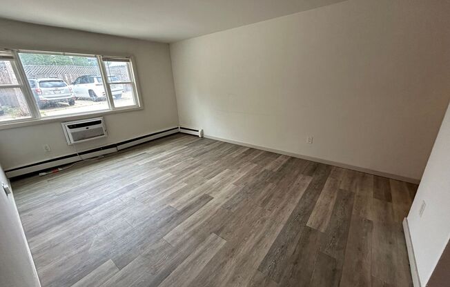 2 beds, 1 bath, $1,395, Unit 122
