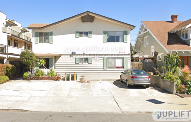 University Heights 1 bed upstairs end unit! $500 off first month's rent