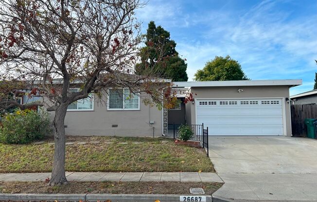 3bd/2ba SPACIOUS BRIGHT HOME WITH LARGE BACK YARD IN DESIRABLE NEIGHBORHOOD!!!