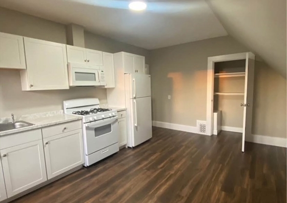 3 beds, 1 bath, 12,500 sqft, $2,800, Unit 3